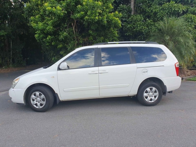 2010 White Kia Carnival Wagon