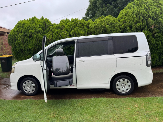 High recommended – 2008 Toyota Voxy – 8-Seats