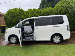 High recommended – 2008 Toyota Voxy – 8-Seats
