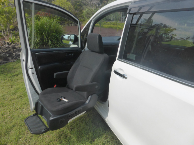 2017 Toyota Esquire Front Turnout Seat + Ramp