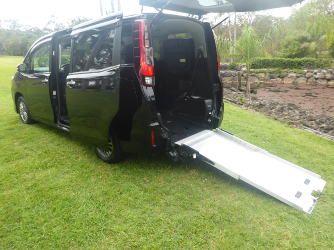 11/2016 Toyota Esquire Rear Wheelchair Entry