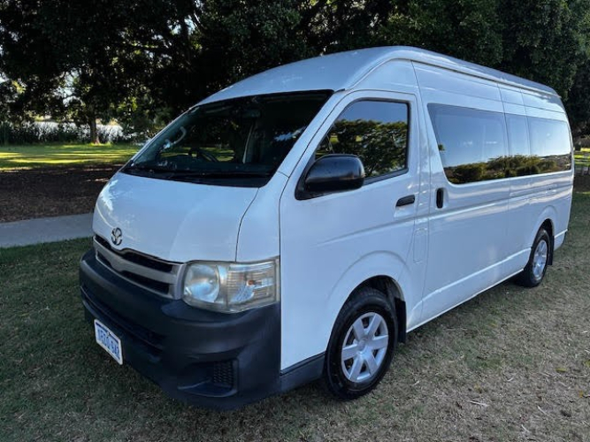 2013 Toyota Hiace Commuter + Wheelchair Lift