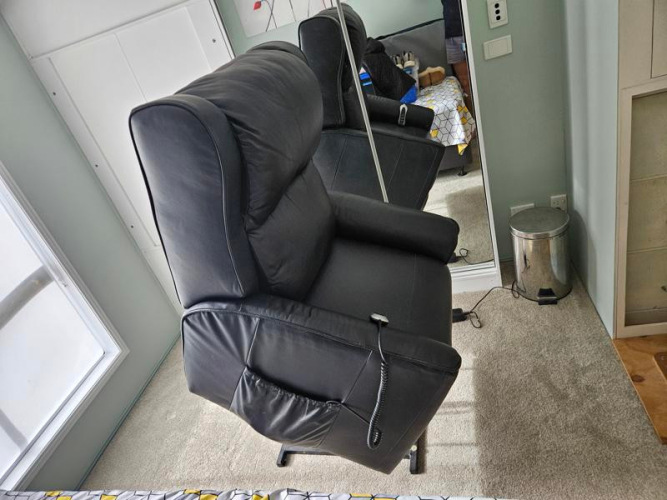 Black Leather Lift Chair with Battery Backup