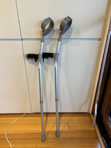 🆓 Forearm Adjustable Crutches (pair)