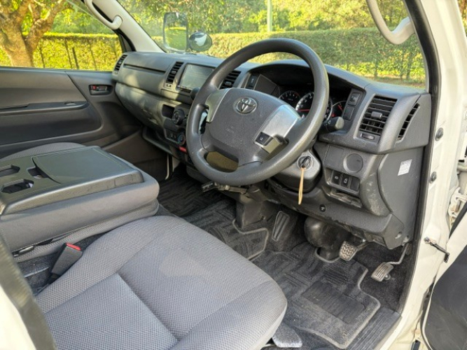 9194_toyota-hiace-6seats-wheelchair