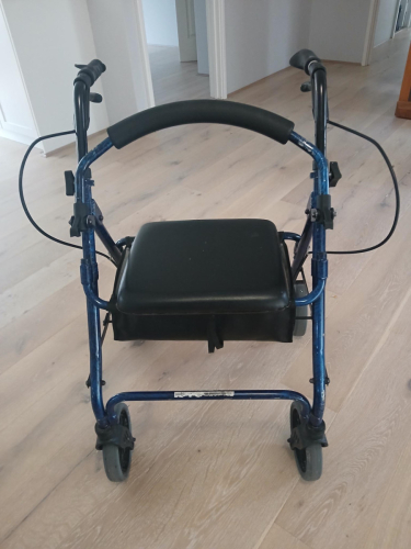 4‑Wheel Walker – Sturdy & Reliable
